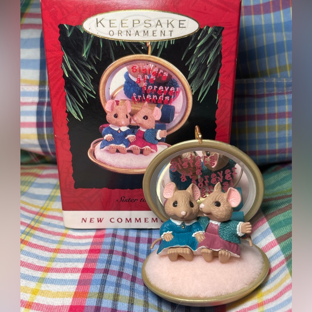 Hallmark Hand Painted Artist Mouse 1993 Sister to Sister Compact Ornament‎